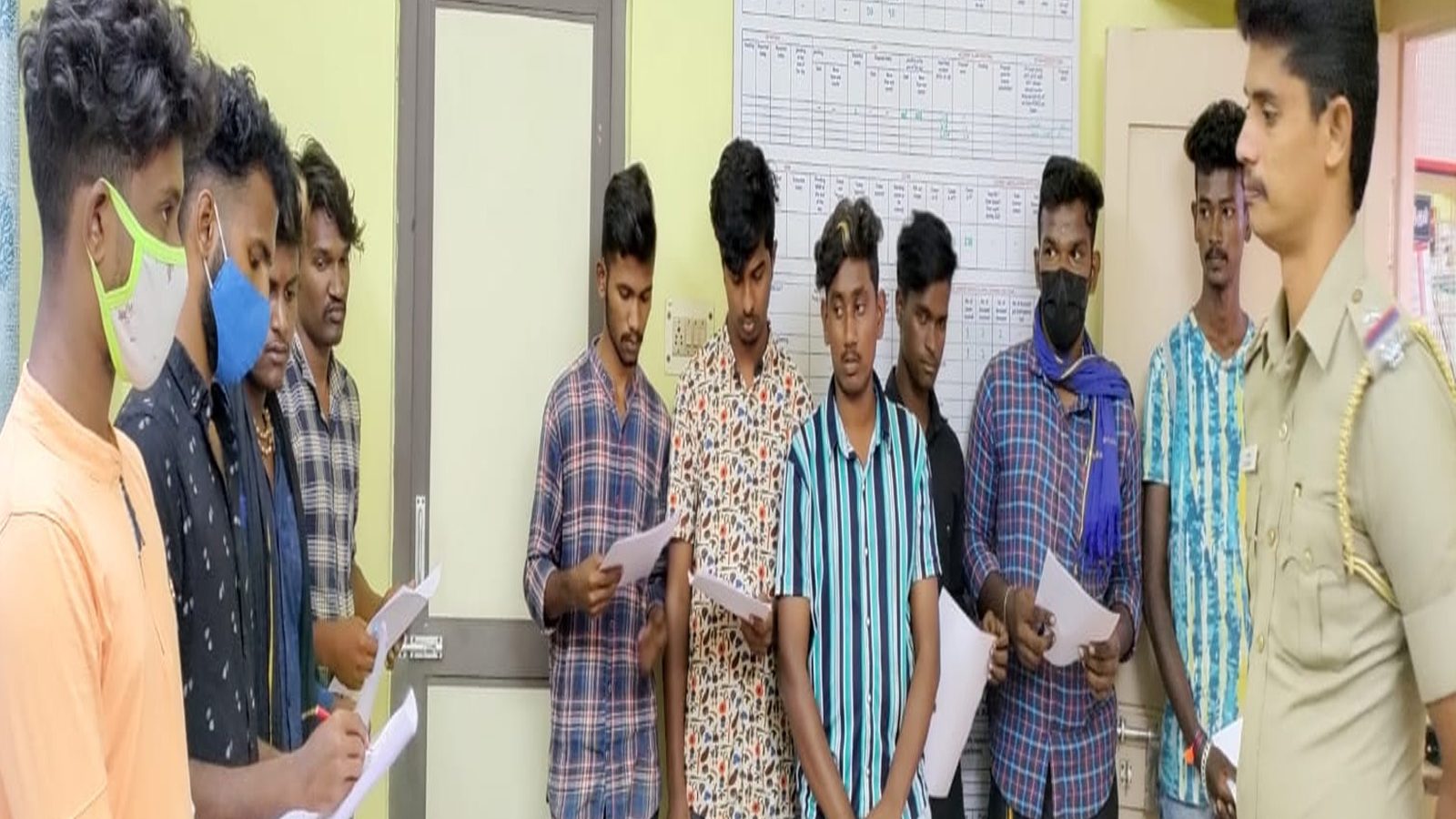 இளைஞர்களை 100 திருக்குறள் எழுதவைத்து நூதன தண்டனை வழங்கிய கோவை போலீஸார்