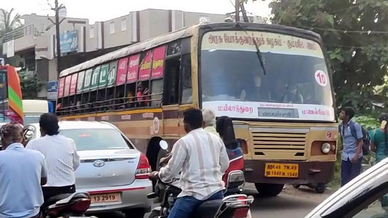 கூட்டம் அதிகமாக இருந்ததால் நடுரோட்டில் பேருந்தை நிறுத்தி சென்ற ஓட்டுநர்