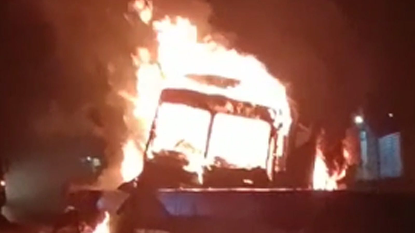 ஓசூரில் நள்ளிரவில் பற்றி எரிந்த லாரி - போலீஸ் விசாரணை