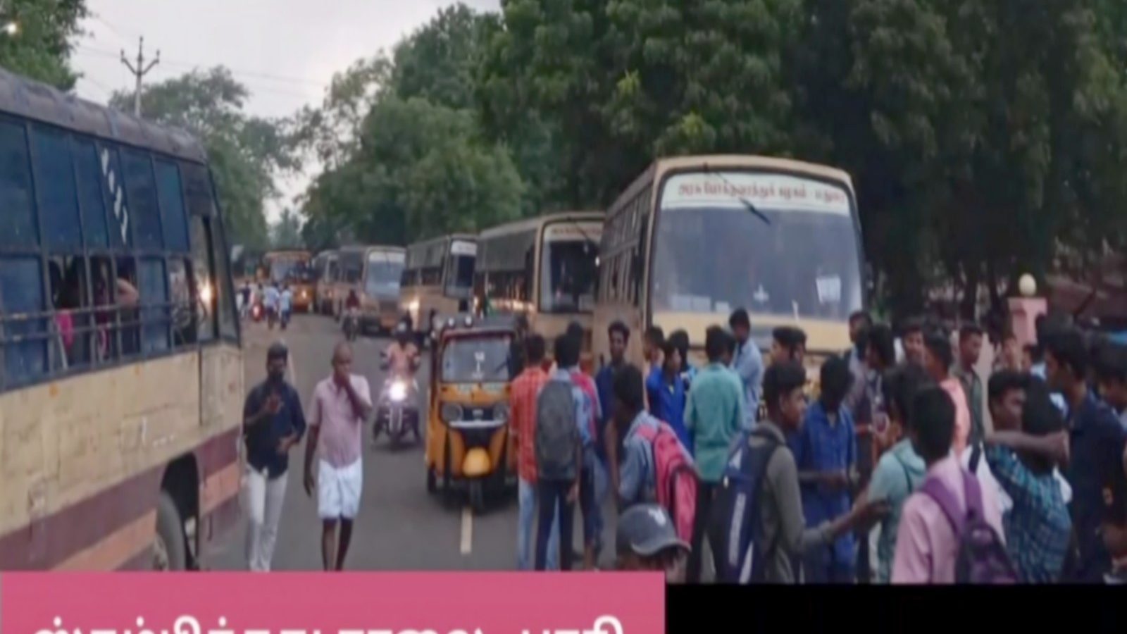 மதுரையில் ஸ்தம்பித்தது சாலை - பாதி வழியிலேயே பஸ்களை நிறுத்தி ஓட்டுநர்கள் தர்ணா!