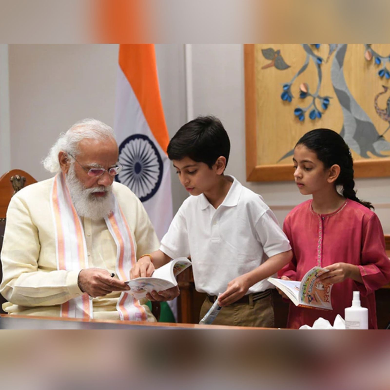  பிரதமர்  தனது அலுவலகத்தில் இளம் நண்பர்களை சந்தித்தார்.
