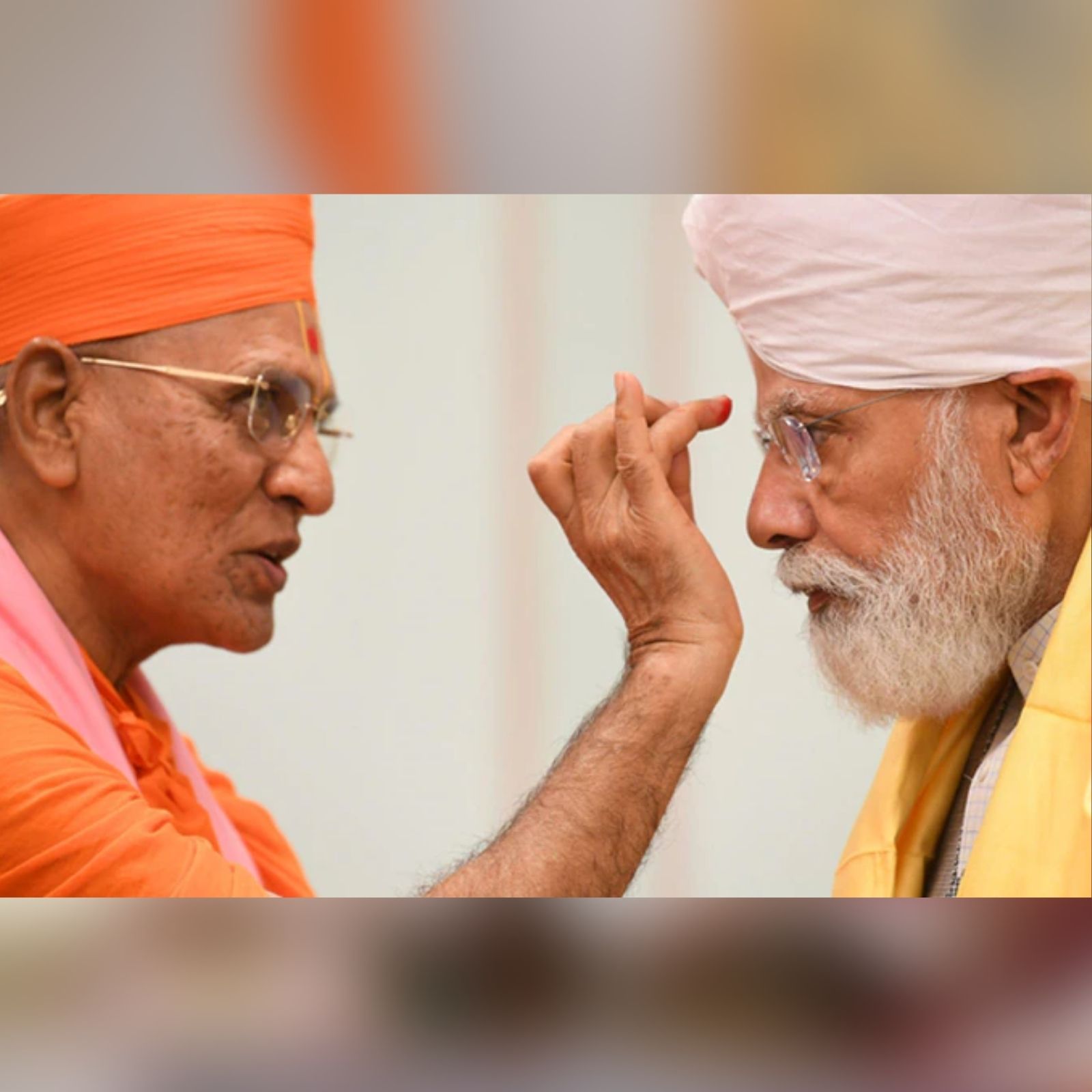  மணிநகர் ஸ்ரீ ஸ்வாமிநாராயண் காடி சன்ஸ்தானின் ஆன்மீகத் தலைவர் ஆச்சார்யா ஸ்ரீ ஜிதேந்திரியப்ரியதாஸ்ஜி சுவாமிஜி மகராஜ் பிரதமர் மோடியை ஆசிர்வதித்தார்.