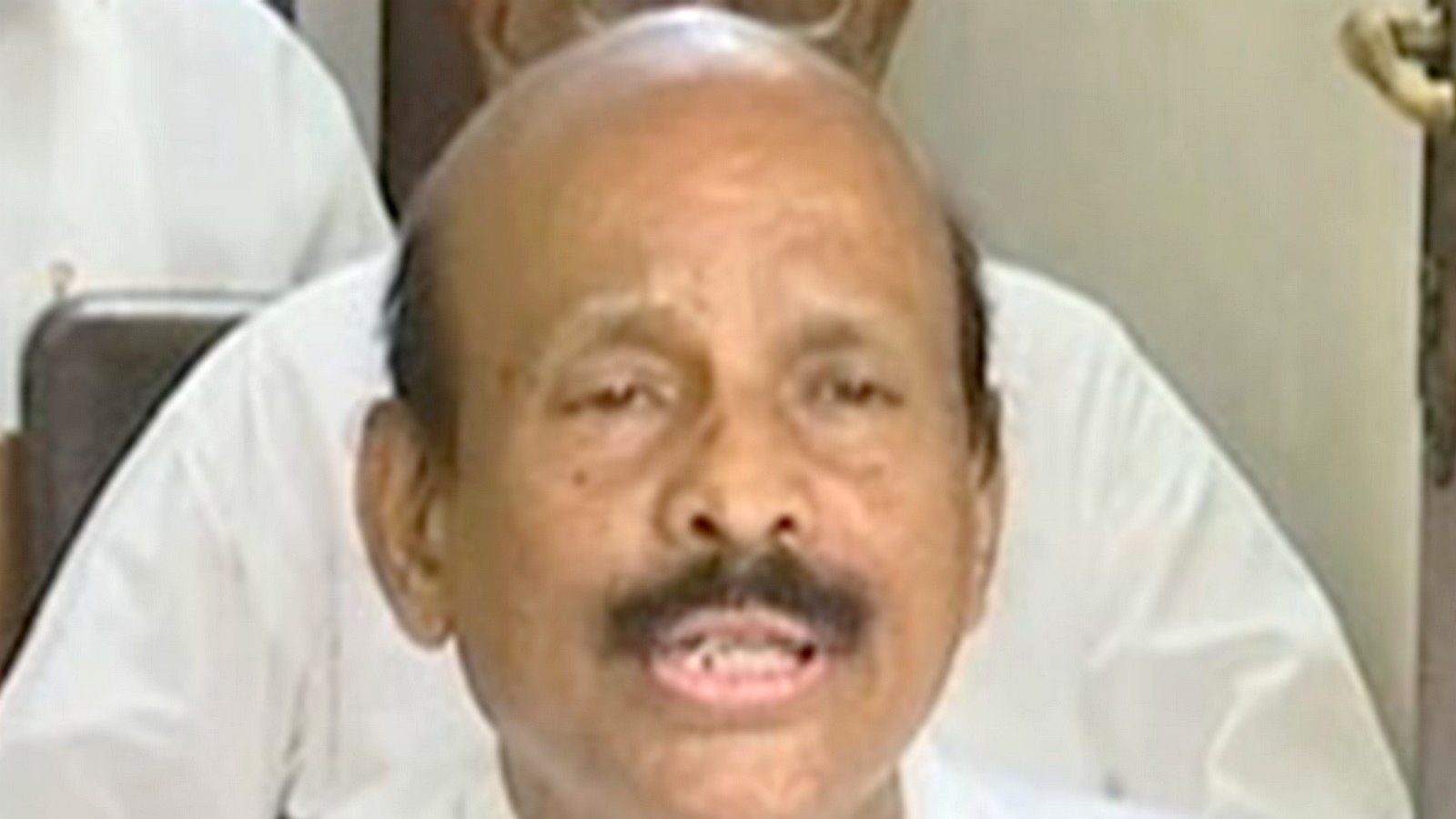 சாலையில் செல்பவர்கள் அதிமுக கொடியை பயன்படுத்துவது போல சசிகலா பயன்படுத்துகிறார் - பொன்னையன்