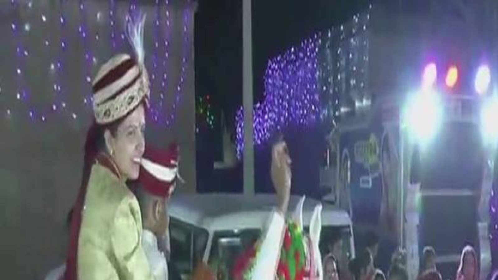 மணமகனைப் போல குதிரையில் வந்து கெத்து காட்டிய மணப்பெண்!