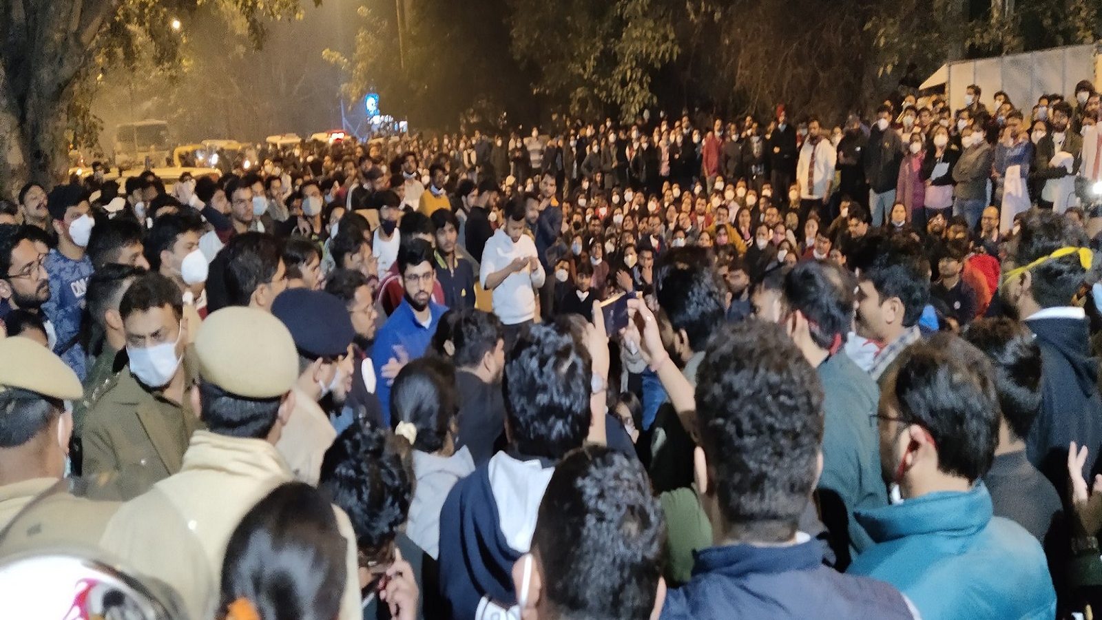 டெல்லியில் ஆயிரக்கணக்கான பயிற்சி மருத்துவர்கள் போராட்டம் - வேலை நிறுத்தத்தில் ஈடுபடுவதாக அறிவிப்பு