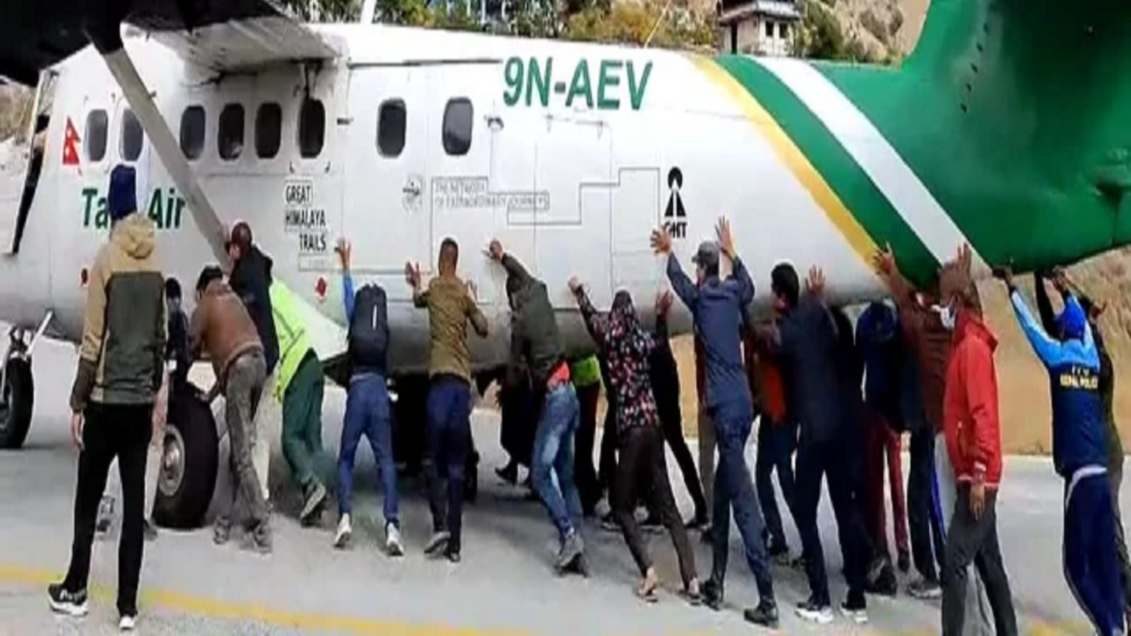 பழுதான விமானத்தை இறங்கிவந்து தள்ளிய பயணிகள் - ஆச்சரியப்படுத்தும் ட்ரெண்டிங் வீடியோ