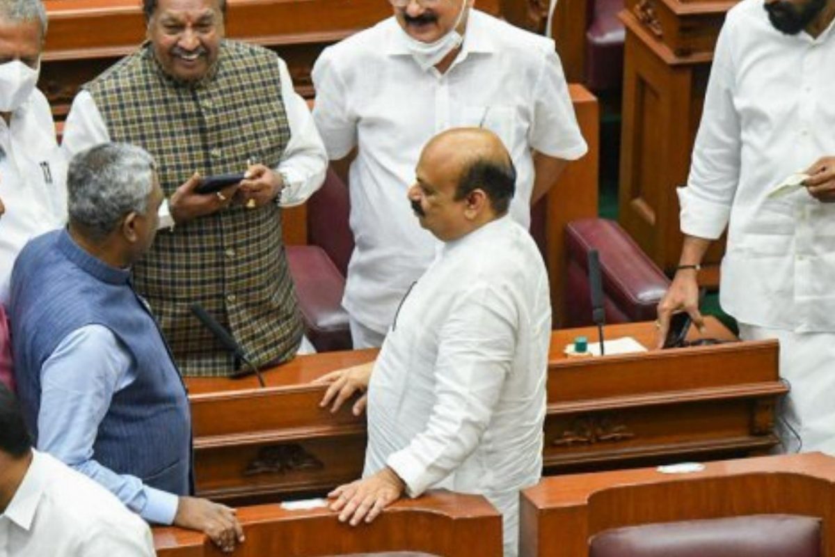 மதம் மாறுவதை கடுமையாக்கிய கர்நாடக அரசு