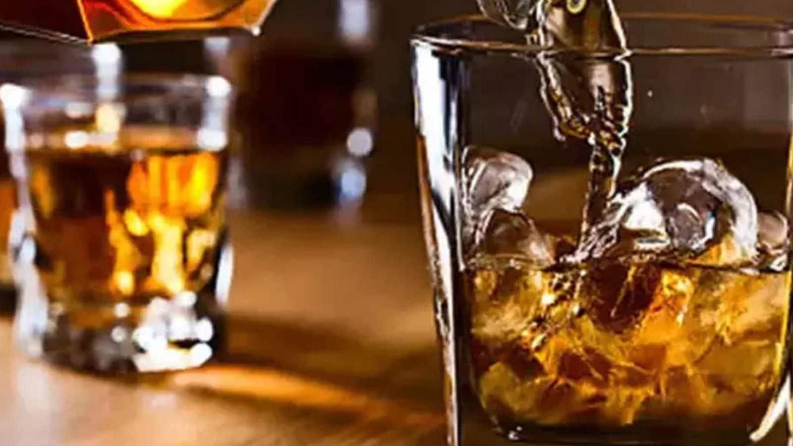 மது அருந்துவதற்கான வயது 25-ல் இருந்து 21-ஆக குறைப்பு