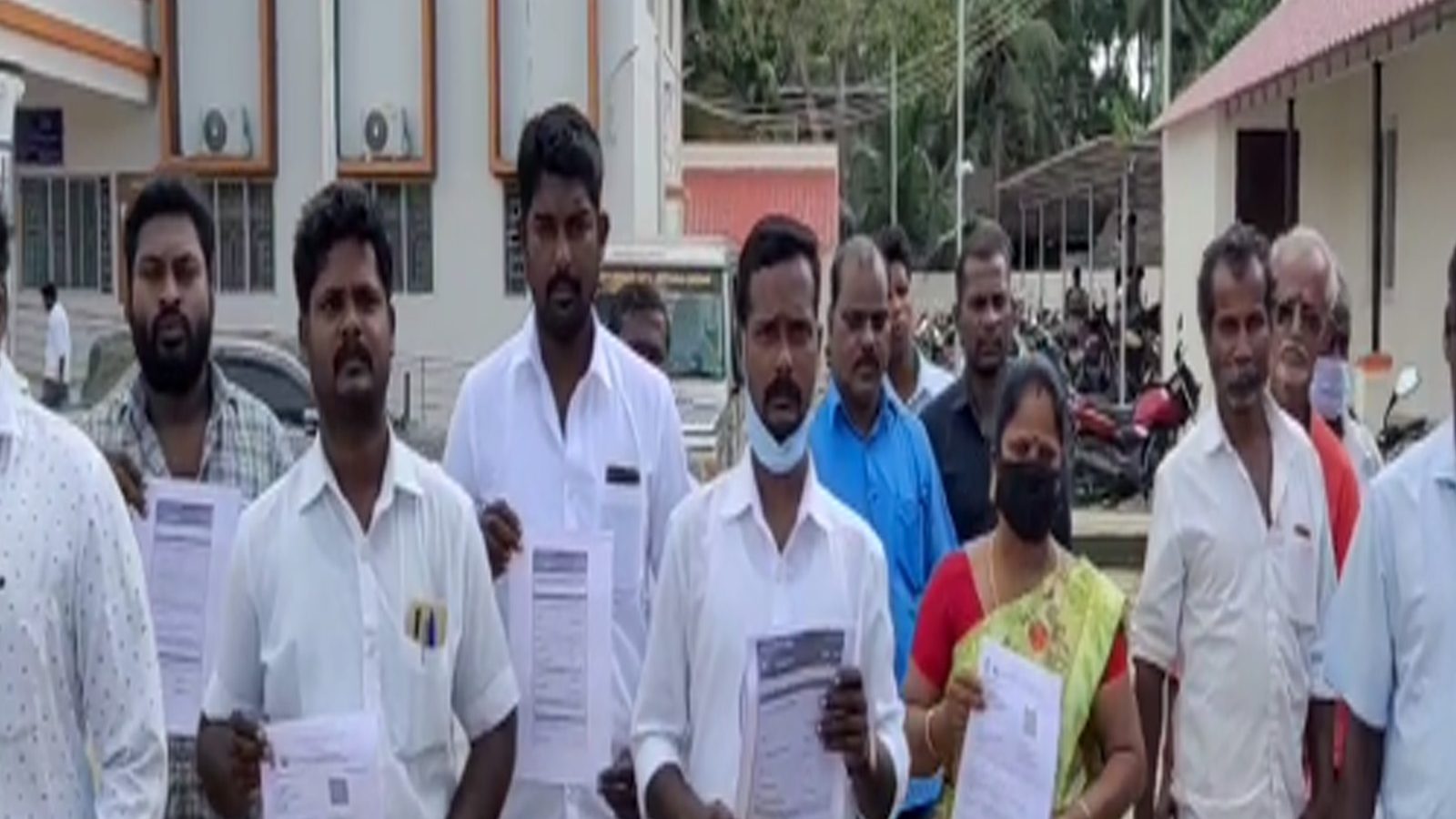 பயிர்காப்பீட்டில் கைவைத்த VAO.. மனைவி.. மகள் அக்கவுண்டுக்கு கைமாறிய பணம் - அதிர்ச்சியில் விவசாயிகள்