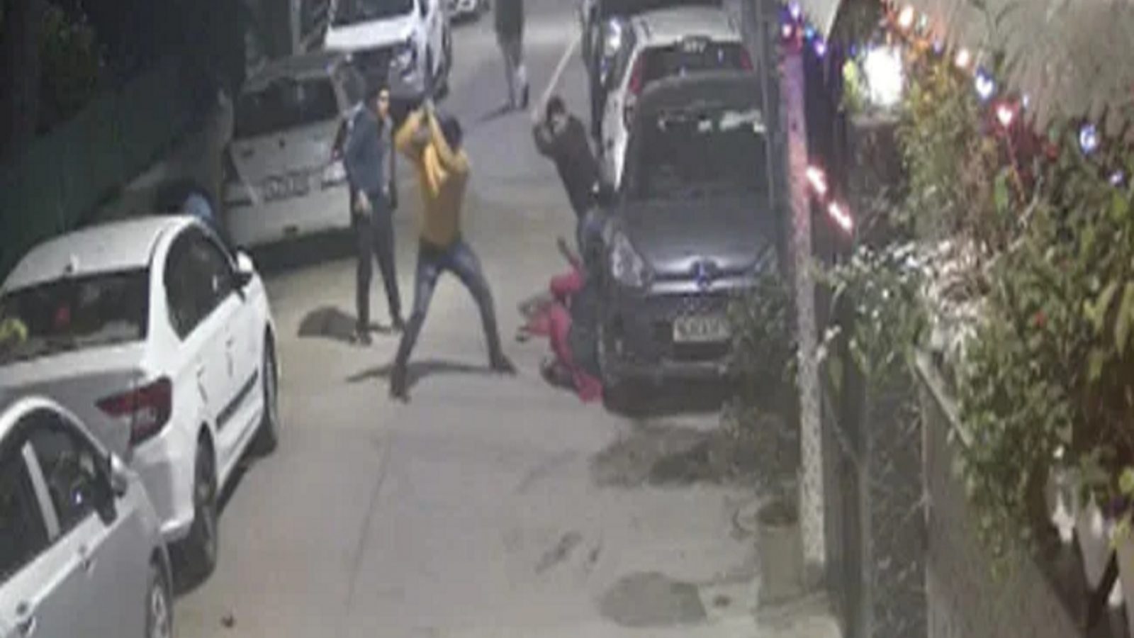 டெல்லியில் தாய், மகள் மீது கொடூர தாக்குதல் - பகீர் காட்சிகள்