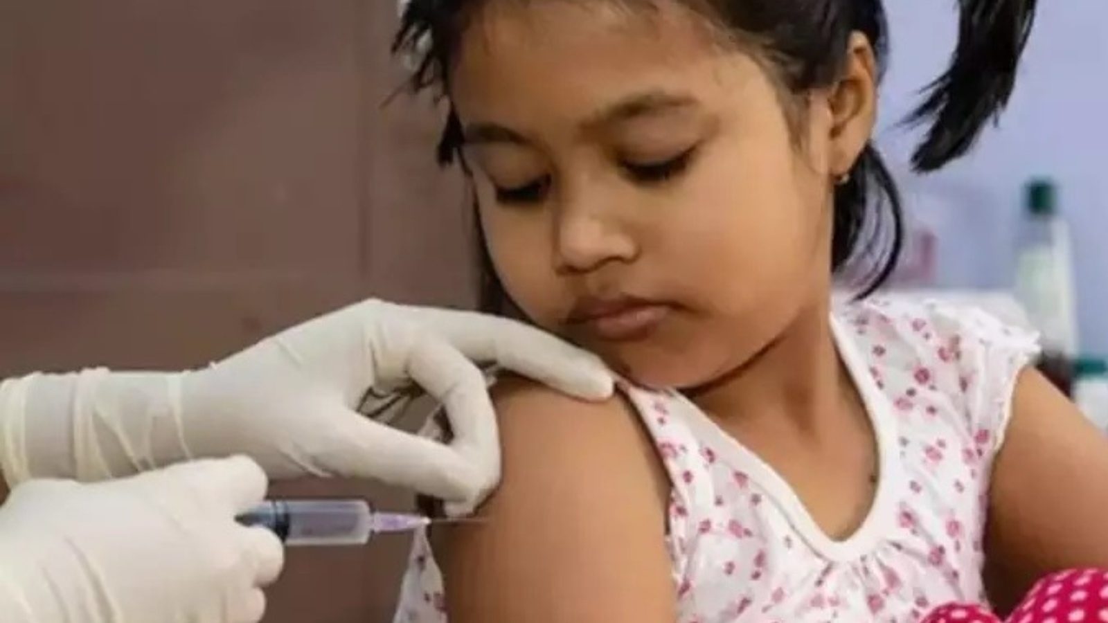 கோவிட் தடுப்பூசி செலுத்துவதற்கு உங்கள் குழந்தையை எப்படி தயார் செய்வது