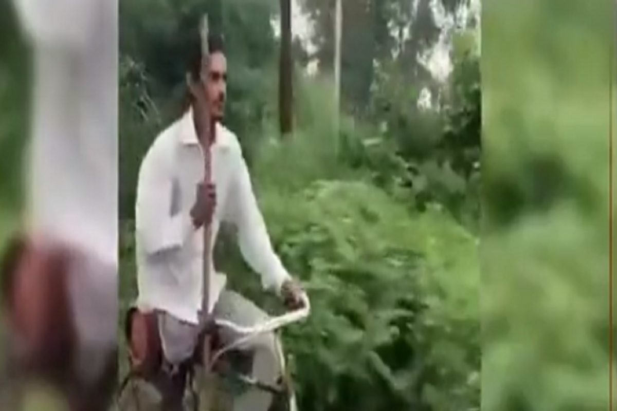 Viral Video : ஒற்றை கால் மட்டுமே உள்ள இளைஞர் ஒருவர் சைக்கிள் ஓட்டும் வீடியோ இணையத்தில் வைரலாகி வருகின்றது. 