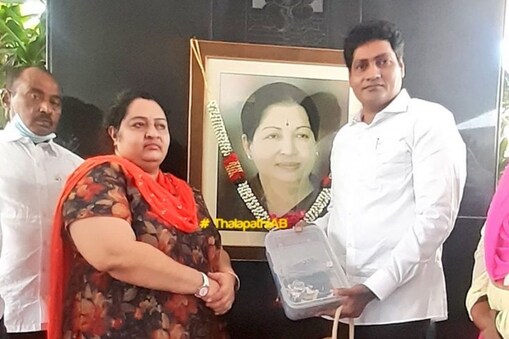 ஜெயலலிதா மர்ம மரணம் தொடர்பாக சசிகலா மேல் சந்தேகம் உள்ளது அவரையும் விசாரிக்க வேண்டும் என ஜெ.தீபா தெரிவித்துள்ளார்.