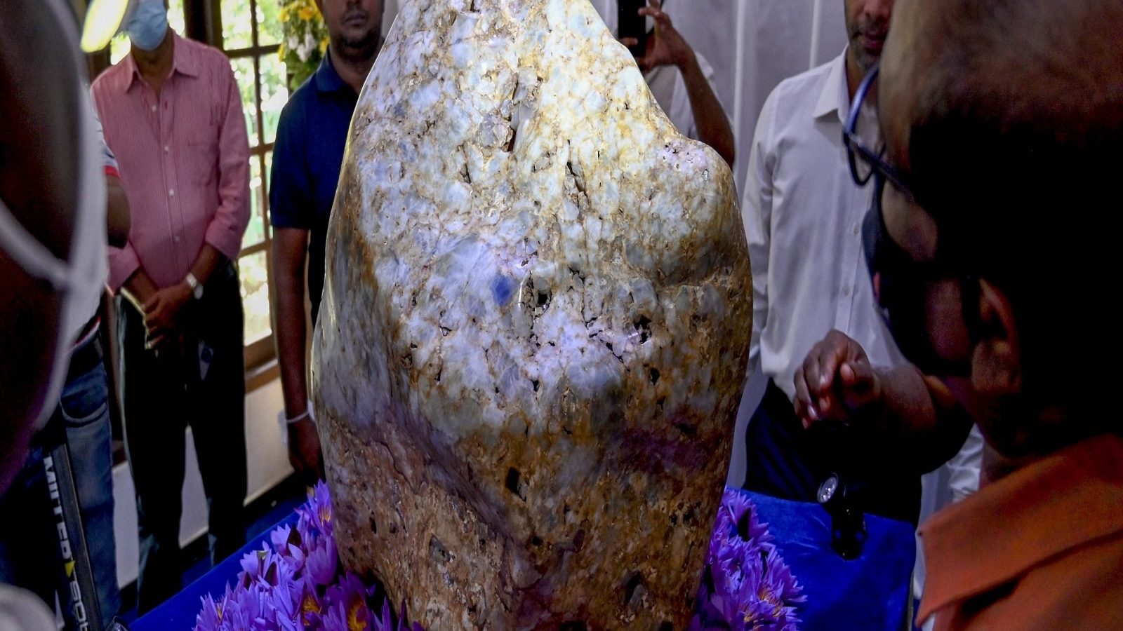 உலகின் மிகப்பெரிய, விலை உயர்ந்த நீல இரத்தின கல் இலங்கையில் கண்டுபிடிப்பு!