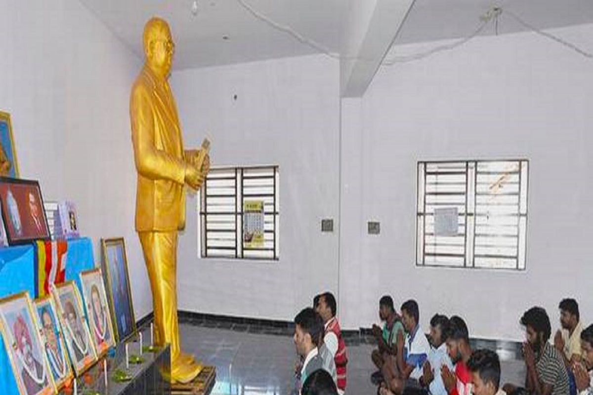 கர்நாடகாவில் பட்டியலினத்தவர் 50 பேர் பவுத்த மதத்துக்கு மாறினர்