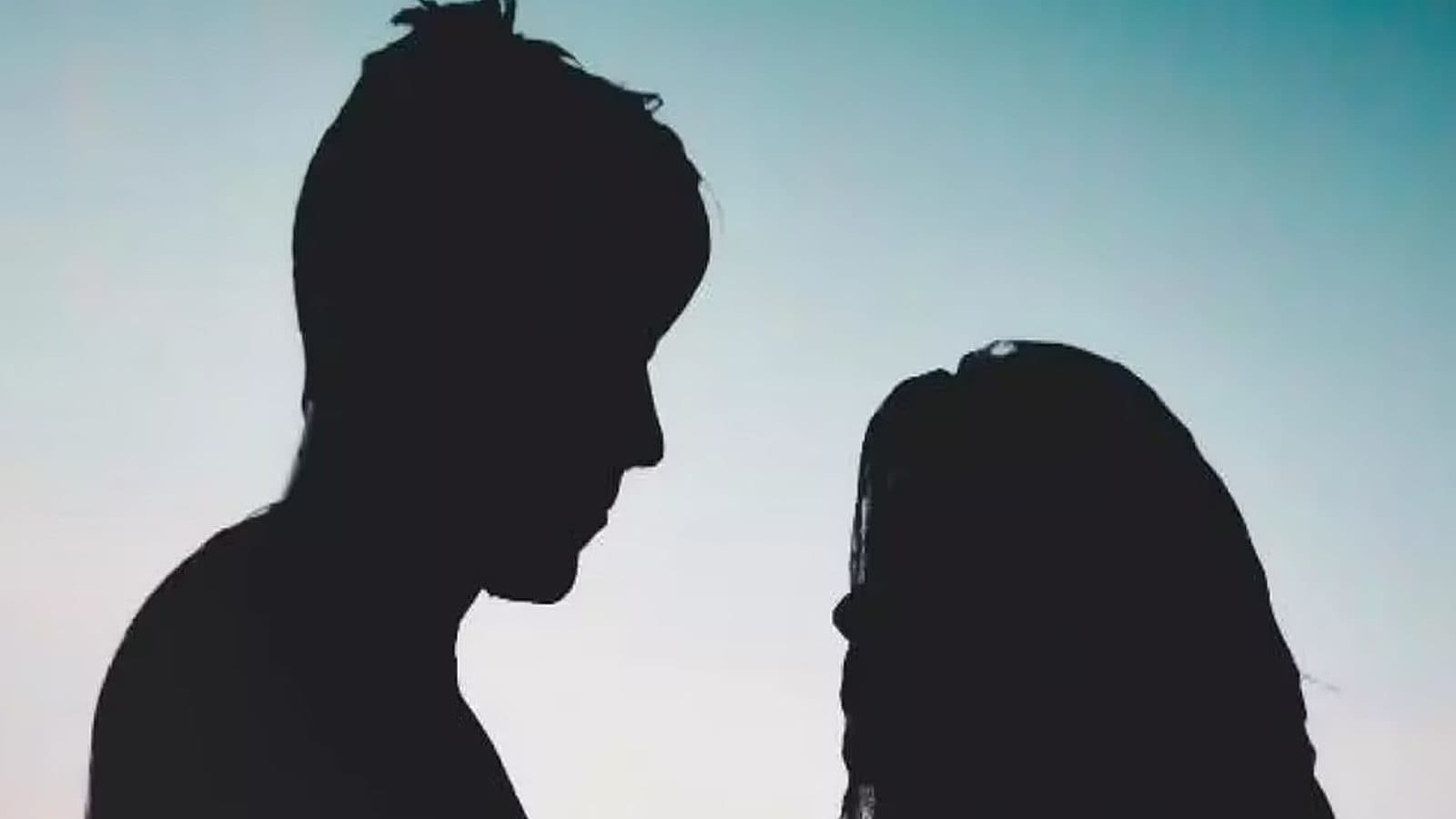 மருமகனுடன் ஓட்டம் பிடித்த மாமியார்.. போலீசில் புகார் கொடுத்த மகள்