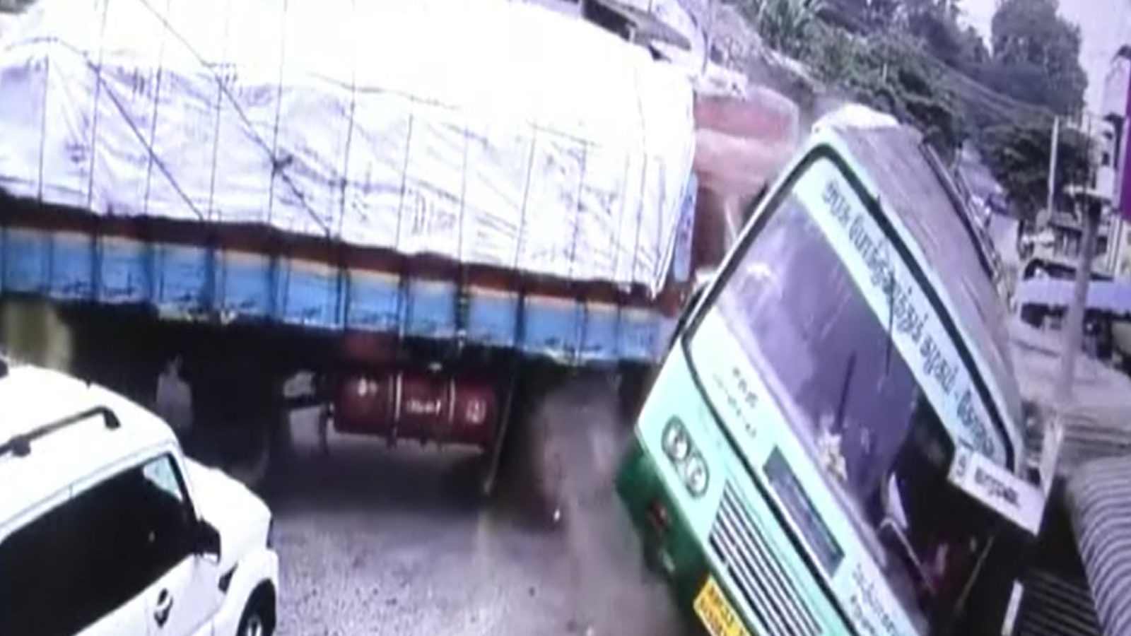 அரசுப்பேருந்து மீது சரக்கு லாரி மோதி விபத்து.. பதறவைக்கும் சிசிடிவி காட்சிகள்