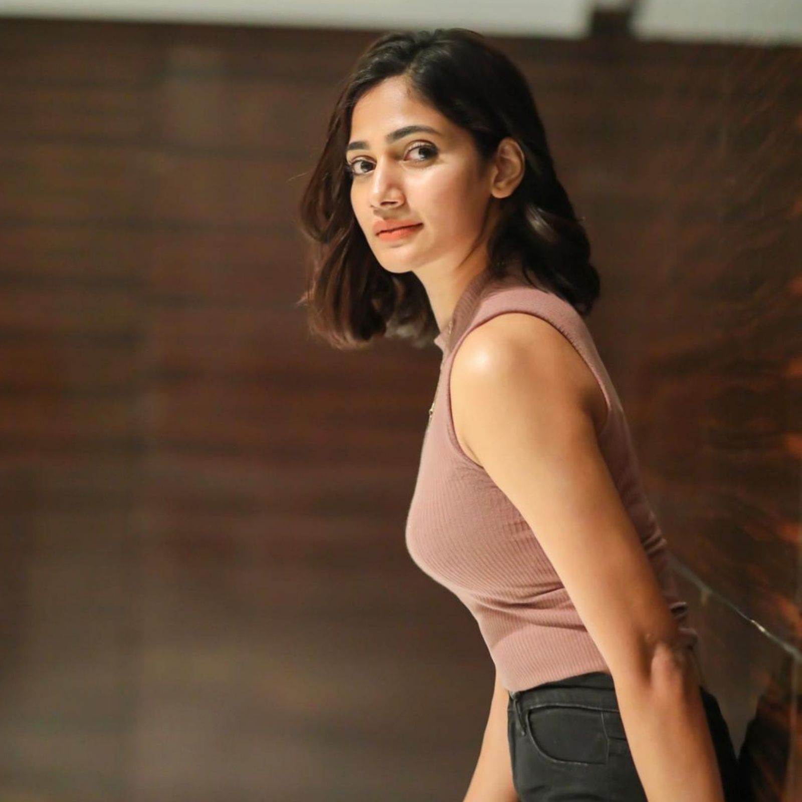  நடிகை லாஸ்லியா இலங்கையில் செய்தி வாசிப்பாளராக பணியாற்றி வந்தவர்.பிக்பாஸ் சீசன் 3 நிகழ்ச்சியில் போட்டியாளராக கலந்துக்கொண்டு பிரபலமானார்.