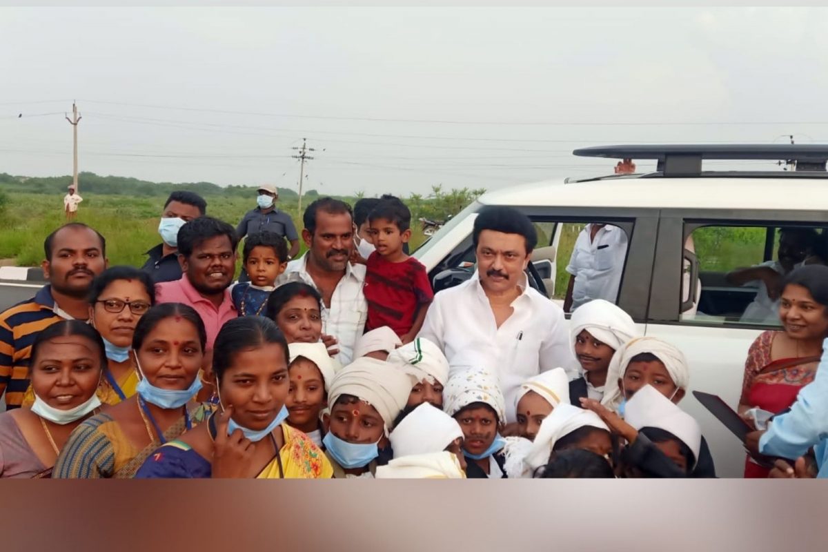 மதுரை விமான நிலையத்திற்கு செல்லும் வழியில் சாலையில் நின்ற பள்ளி குழந்தைகளுடன் முதல்வர் மு.க.ஸ்டாலின் புகைப்படம் எடுத்துக் கொண்டார். 