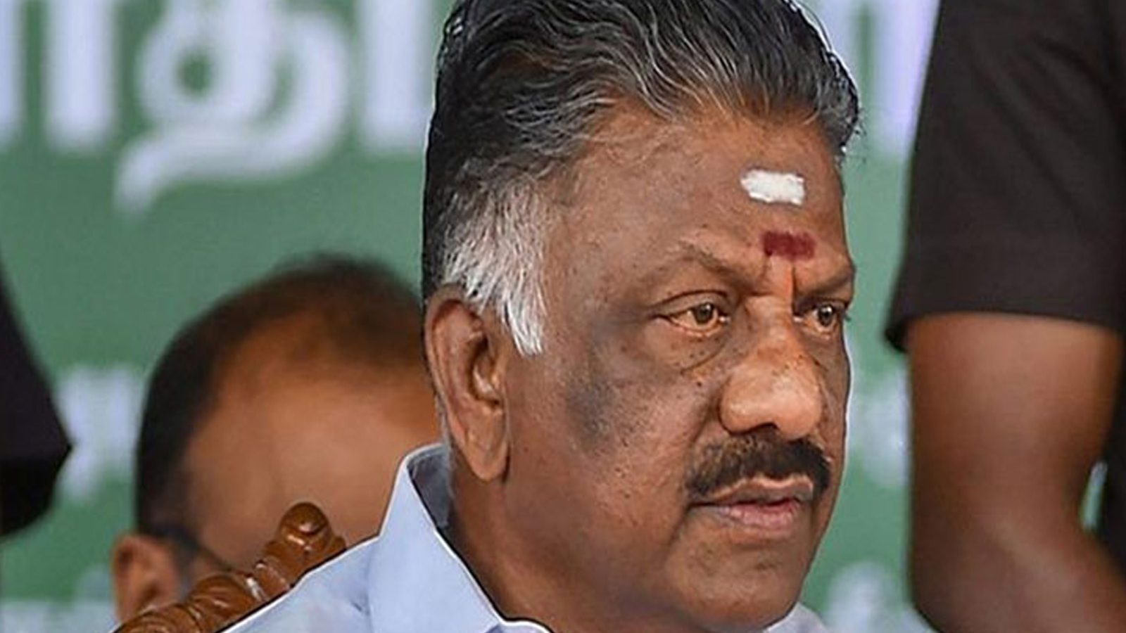 ஓ.பன்னீர்செல்வம் வீட்டில் அதிமுக மகளிர் அணியினர் குடுமிப்பிடி சண்டை