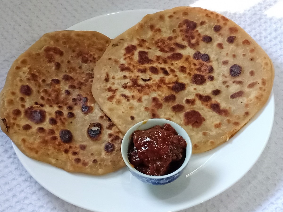  முள்ளங்கி பரோட்டா : பலராலும் பெரிதும் விரும்பப்படாத முள்ளங்கியில் ஏகப்பட்ட ஊட்டச்சத்துக்கள் உள்ளன. கேல்சியம் மற்றும் வைட்டமின் அதிகம் உள்ள முள்ளங்கி நீரிழிவு, அதிக கொலஸ்டிரால் மற்றும் உடல் பருமன் உள்ளவர்களுக்கு எடை குறைக்க உதவுகிறது. வழக்கமாக பரோட்டா செய்யும் மாவில், முள்ளங்கியைத் துருவி சேர்த்து செய்தால், சுவையாக இருப்பதோடு ஆரோக்கியமாகவும் இருக்கும்.