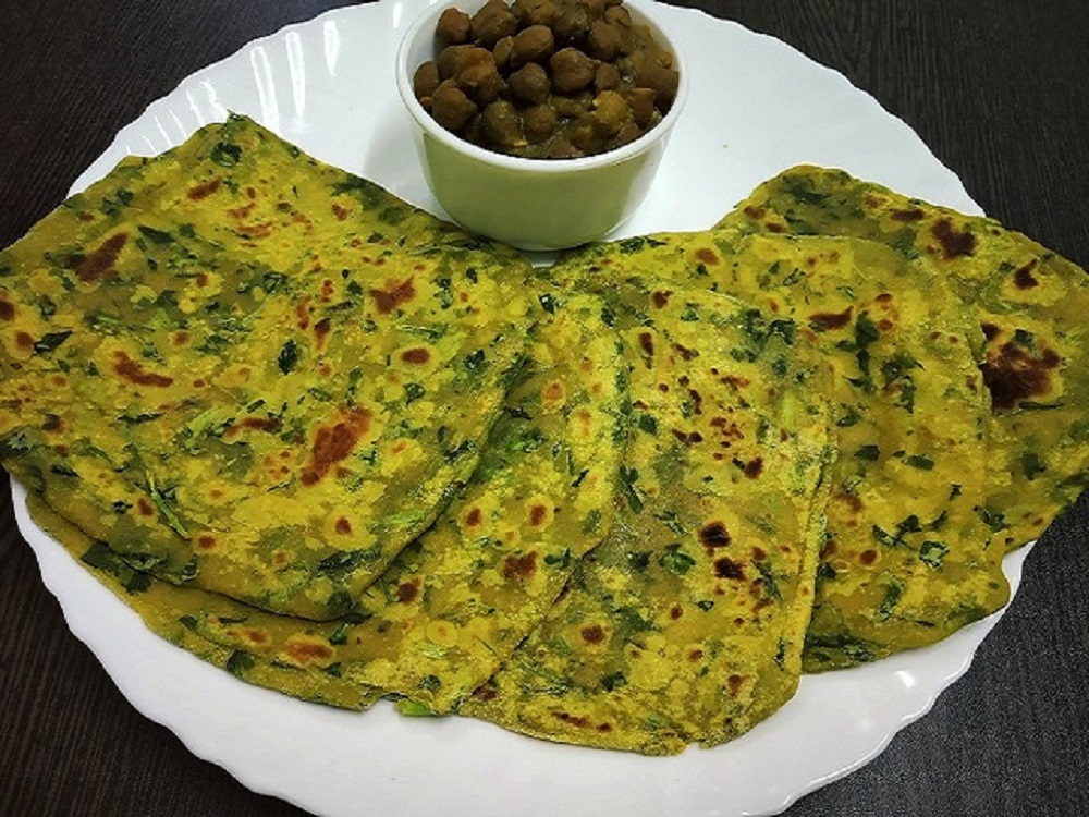 வெந்தயக் கீரை பரோட்டாவை பல விதங்களில் சமைக்கலாம். கீரையை அப்படியே பச்சையாகவும் அல்லது வேக வைத்தும் பரோட்டா மாவில் சேர்த்து செய்யலாம். கீரையை அரைத்து, அதனை மாவில் கலந்து பச்சை நிறத்தில் பரோட்டாவை செய்யலாம். இதனை குழந்தைகள் மிகவும் விரும்புவார்கள். அல்லது, வெந்தயக் கீரையை வெங்காயம் சேர்த்து லேசாக வதக்கி, அந்தக் கலவையை பரோட்டா ஸ்டஃப்பிங் ஆகப் பயன்படுத்தலாம்.