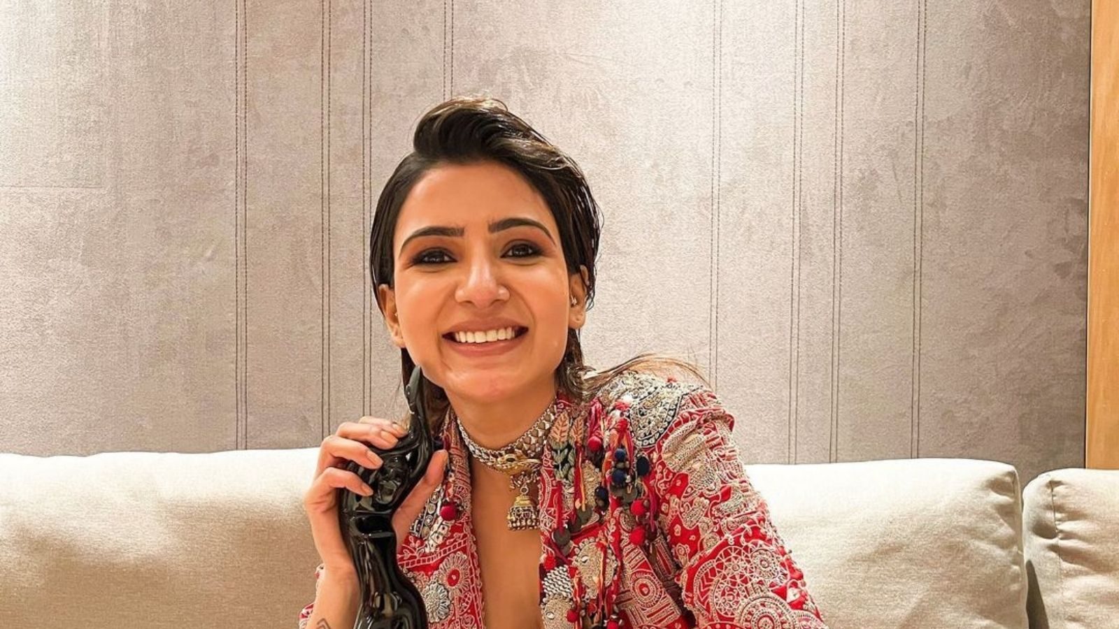 ’தி ஃபேமிலி மேன் 2’ சீரிஸ்காக சிறந்த நடிகை விருது வென்ற சமந்தா..