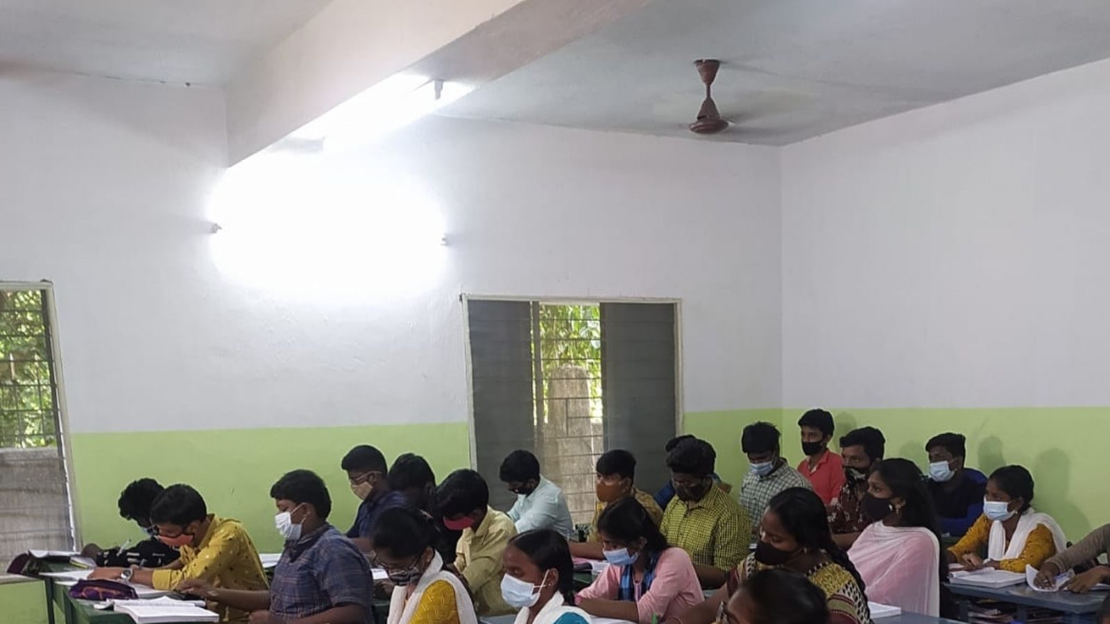 34 மாணவர்களுக்கு கொரோனா - அரசு பள்ளி மாணவர்களுக்கான போட்டித் தேர்வு பயிற்சி மையம் மூடல்!