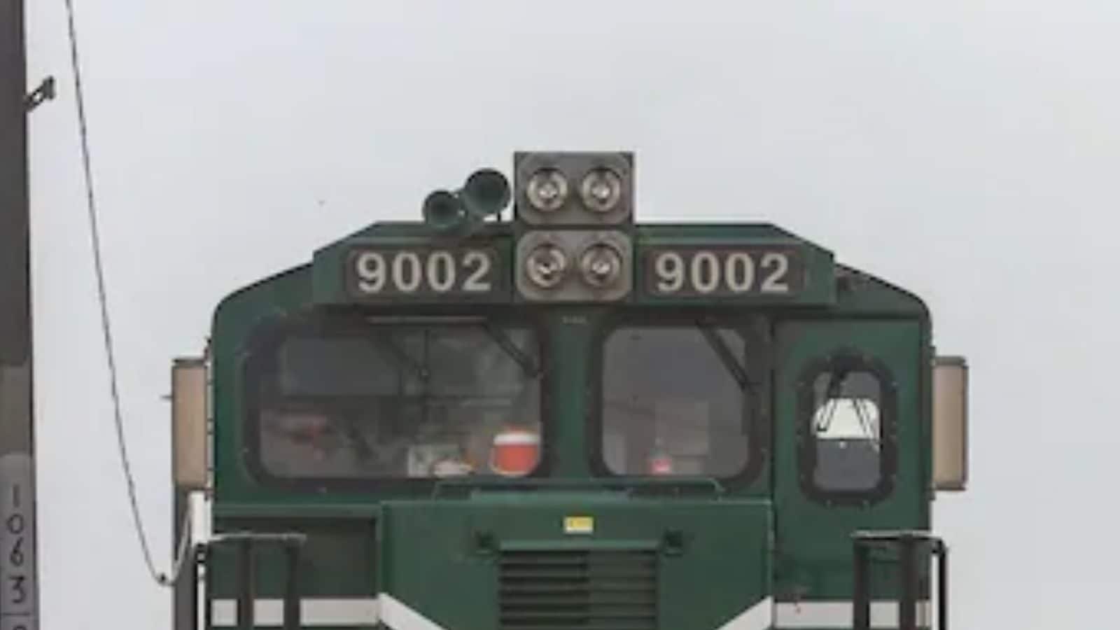 தயிர் பாக்கெட் வாங்குவதற்காக இடையில் ரயிலை நிறுத்தியதால் வேலையை இழந்த ஊழியர்!