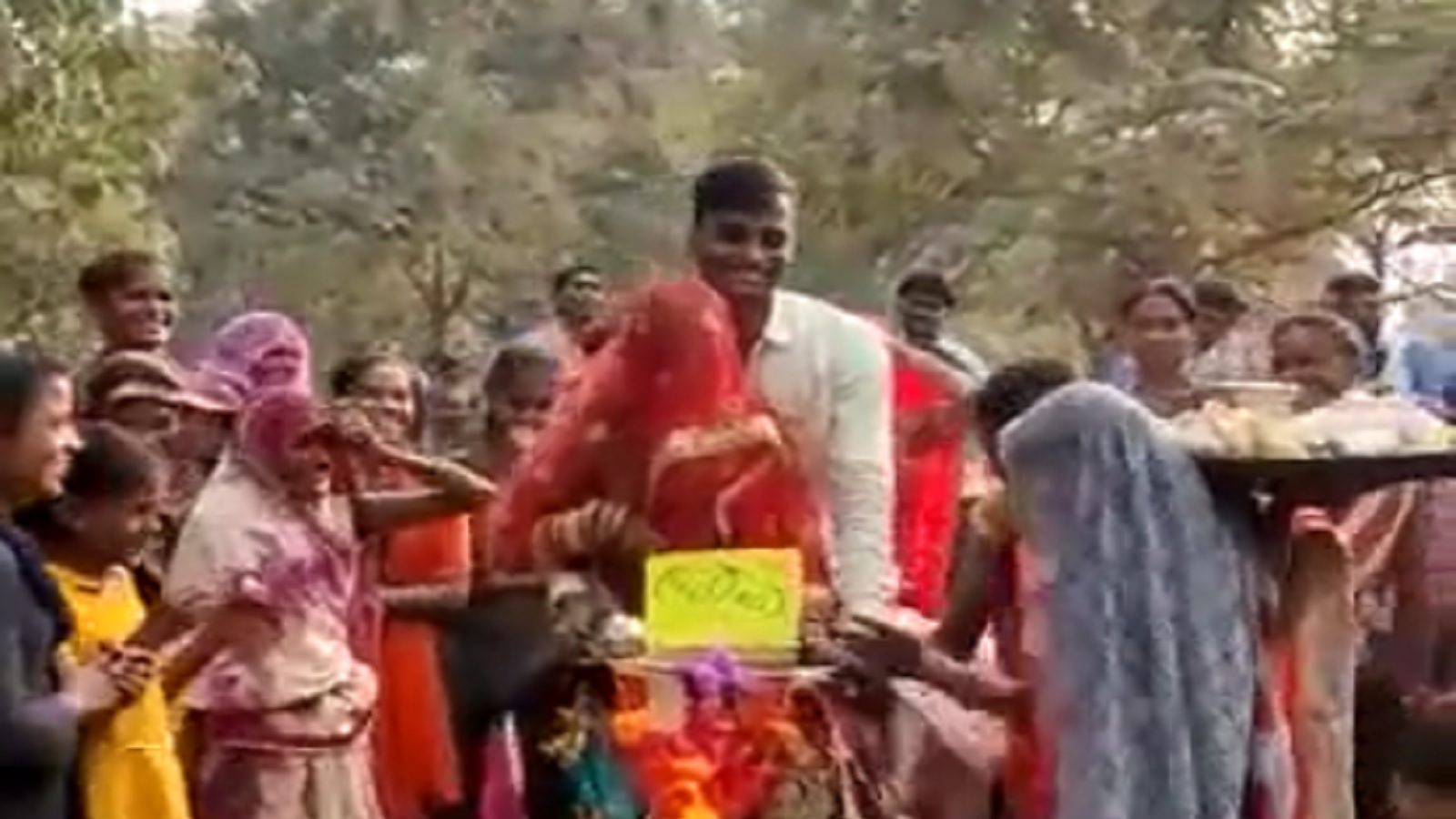 ரெக்க கட்டி பறக்குதடி அண்ணாமலை சைக்கிள்... மணப்பெண்ணை மகிழ்வித்த மணமகன் - வைரலாகும் வீடியோ