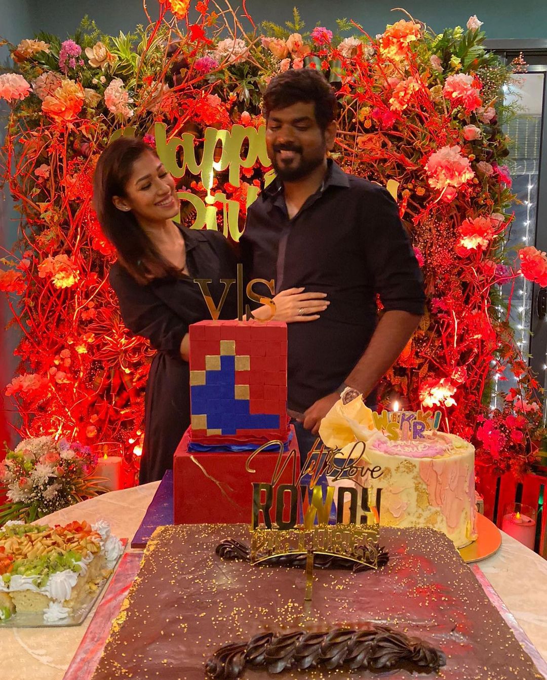  நயன்தாரா பல படங்களில் நடித்து பாராட்டுக்களை பெற்றுள்ளார். 2015 ஆம் ஆண்டு விக்னேஷ் சிவன் இயக்கத்தில் வெளியான நானும் ரவுடி தான் திரைப்படத்தில் காதம்பரி என்ற கதாபாத்திரத்தில் நடித்தார். இந்த திரைப்படத்திற்கு பிறகு நயன், விக்கி காதலிப்பதாக அறிவித்தனர்.