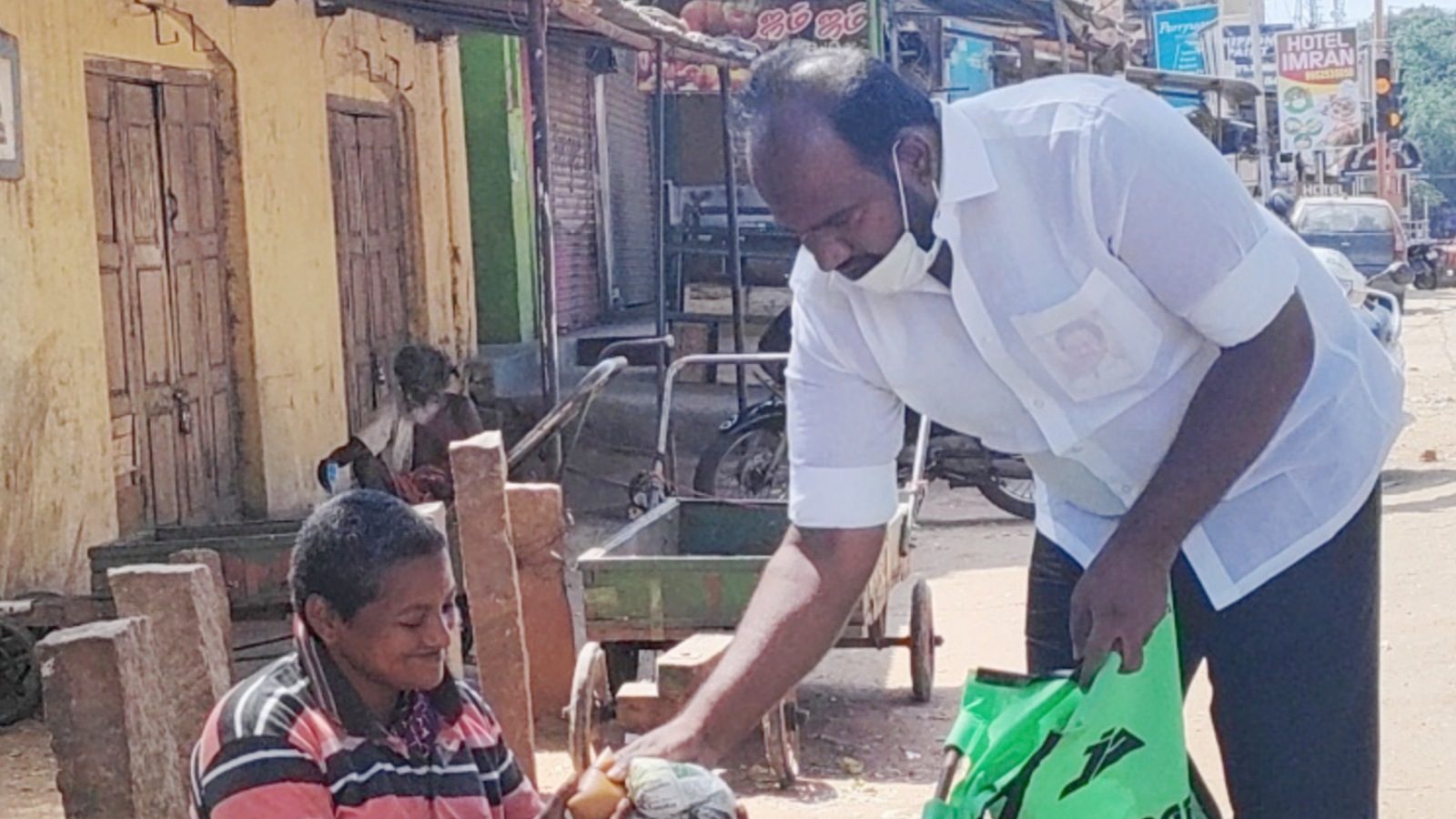 தேனி : முழு ஊரடங்கு - தன்னார்வலர்களின் நெகிழ்ச்சி செயல் 