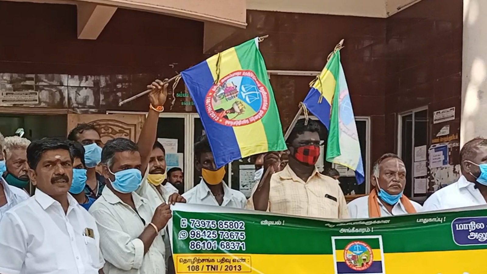 கம்பம் : தேர்தல் நேரத்தில் நகராட்சி அலுவலகத்தை முற்றுகையிட முயன்ற வியாபாரிகளால் பரபரப்பு 