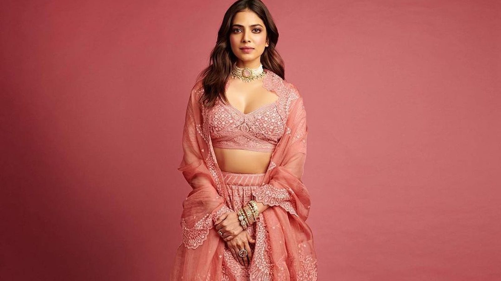 பிங்க் நிற லெஹங்காவில் ரசிக்க வைக்கும் மாளவிகா மோகனன்..