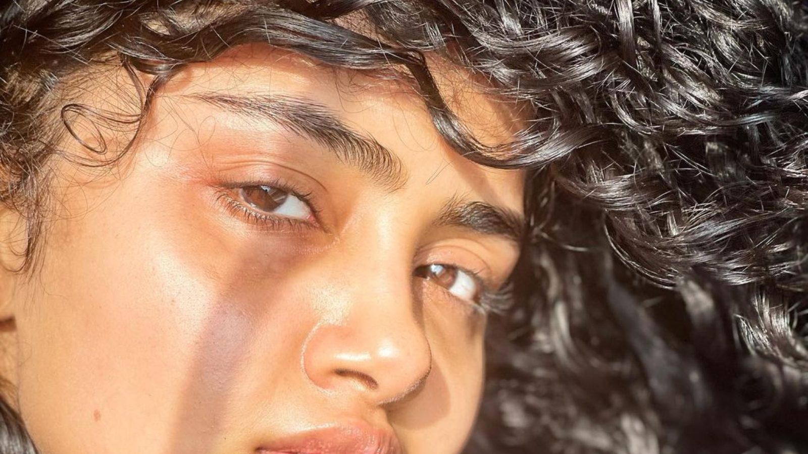 ஹே சுழலி அழகி! அனுபமா பரமேஸ்வரன் லேட்டஸ்ட் போட்டோஸ்..