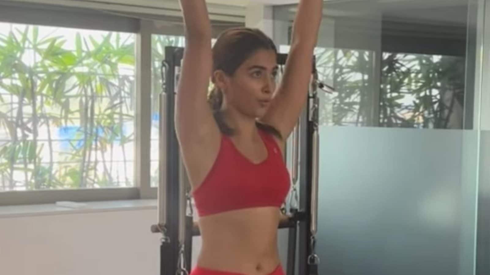 ஜிம்மில் வெறித்தனமாக வொர்க் அவுட் செய்யும் பூஜா ஹெக்டே..