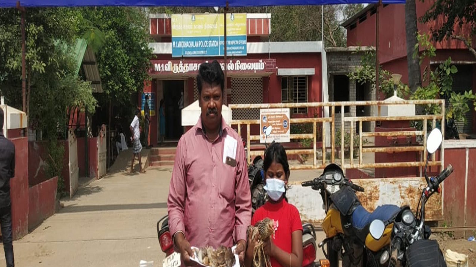 தாய் கோழிக்கு நீதி வேண்டி காவல்நிலையம் வந்த சிறுமி