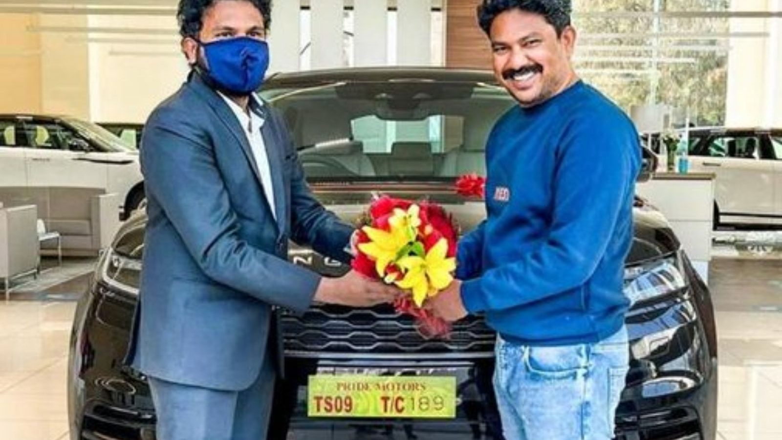 இயக்குநருக்கு 1.15 கோடி மதிப்பிலான சொகுசு காரை பரிசளித்த தயாரிப்பாளர்