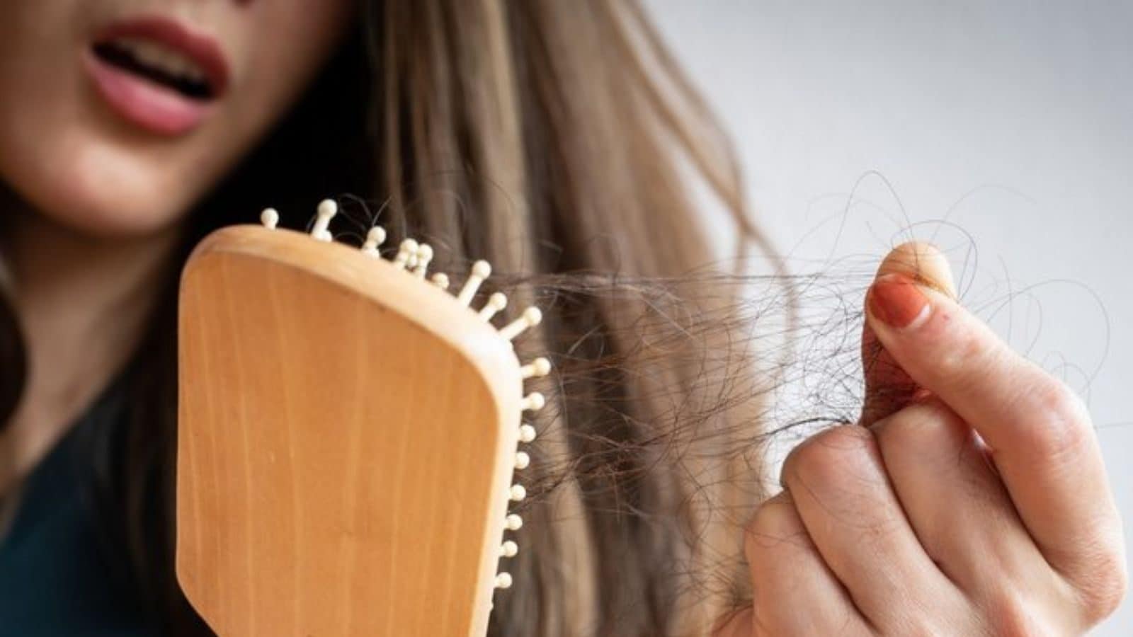 முடி அதிகமாக கொட்டாமல் இருக்க இந்த 5 கெமிக்கல்ஸ் உள்ள ஷாம்பூவை வாங்காதீர்கள்!