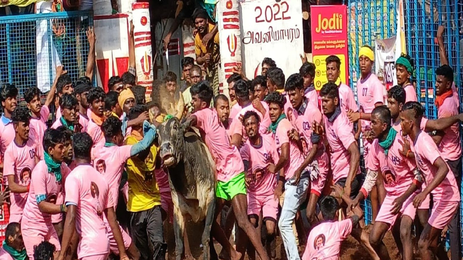 அவனியாபுரம் ஜல்லிக்கட்டு: கார், பைக் பரிசு வழங்கும் முதல்வர் ஸ்டாலின், உதயநிதி