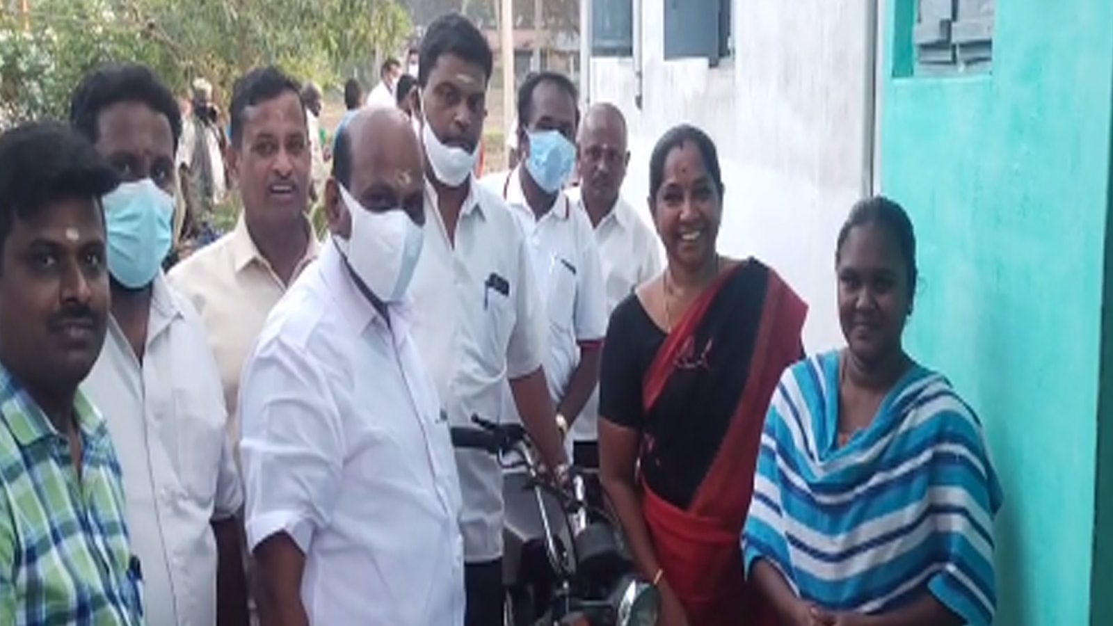 வேட்பாளர் அறிவிப்புக்கு முன்பே திமுக பிரமுகர் வாக்கு சேகரிப்பு - கூட்டணி கட்சிகள் குழப்பம்