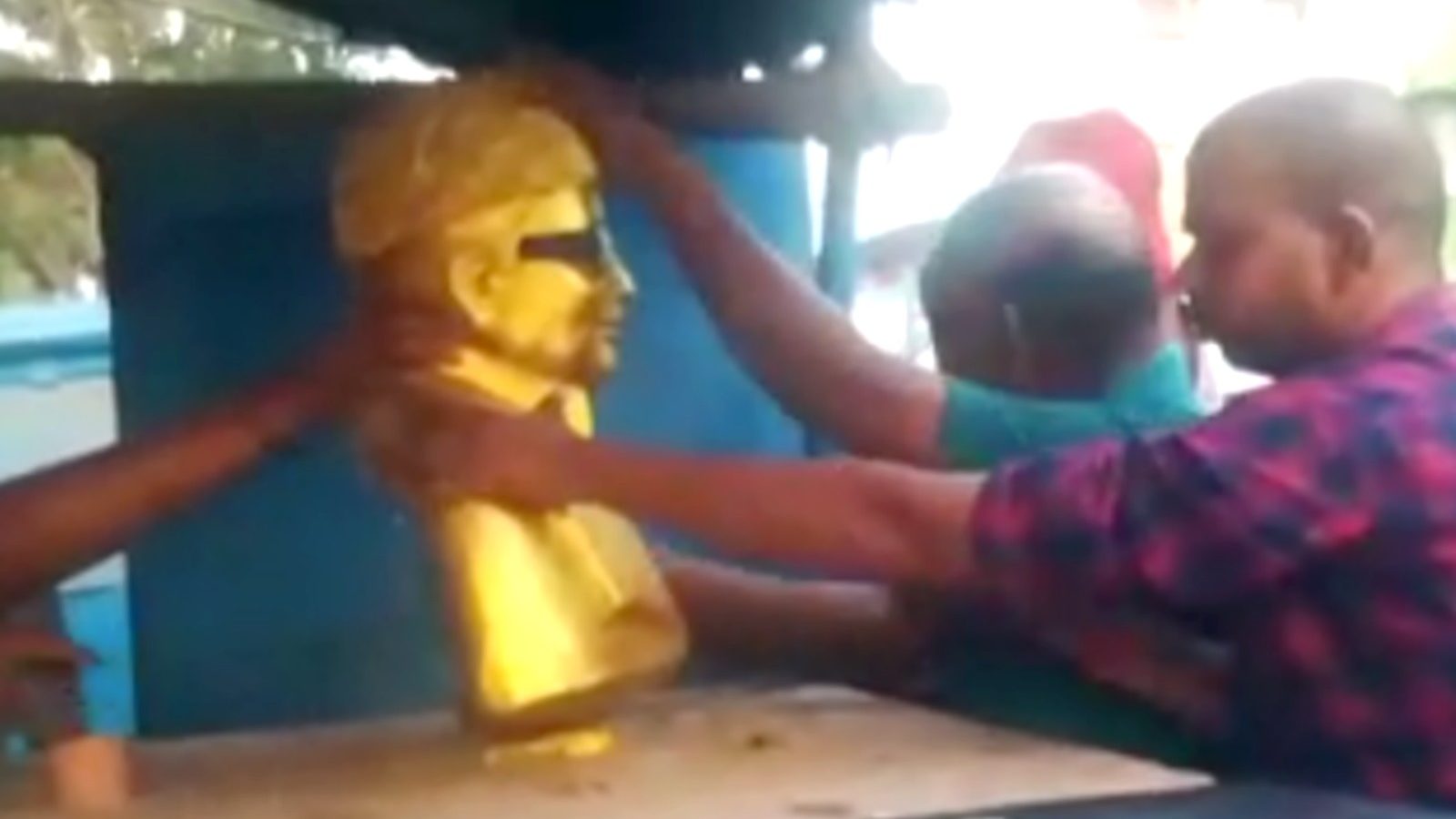 தஞ்சாவூரில் எம்.ஜி.ஆர். சிலையை சேதப்படுத்திய மர்ம நபர்கள்: போலீசார் தீவிர விசாரணை