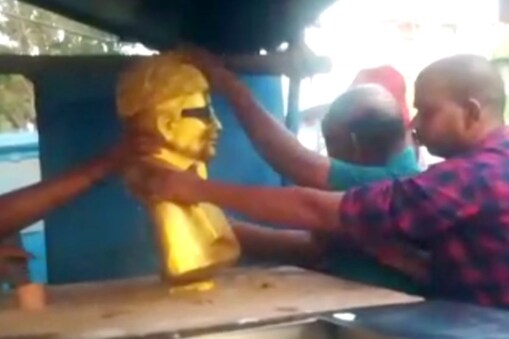 எம்.ஜி.ஆர் சிலை அதே இடத்தில் மீண்டும் வைக்கப்பட்டது.