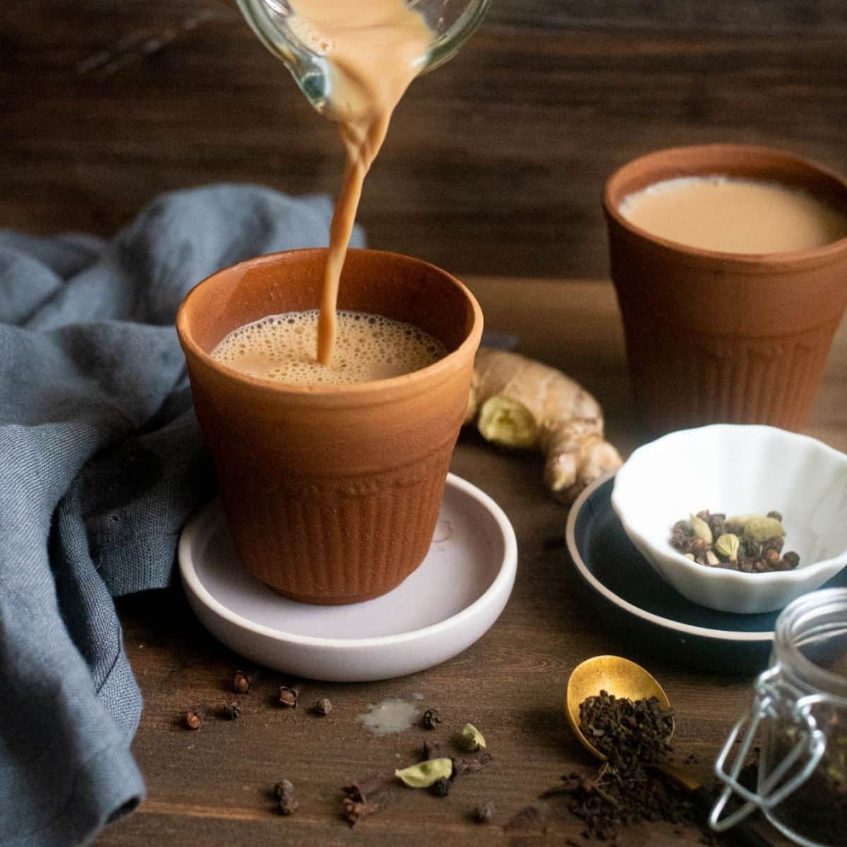  மசாலா டீ (Masala Tea) : இந்த பட்டியலின் முதல் இடத்தில் அனைவருக்கும் பிடித்த மசாலா டீ உள்ளது. கிராம்பு, இலவங்கப்பட்டை, இஞ்சி, ஜாதிக்காய், துளசி இலைகள் போன்ற மிதமான மசாலாப் பொருட்களின் கலவையில் தயாரிக்கப்படும் இந்த தேநீர் கிட்டதட்ட நாடு முழுவதும் கிடைக்கும் ஒரு பானம் என்பதால் இதற்கு பெரிய அறிமுகம் தேவை இல்லை. அதேபோல இதன் ஆரோக்கிய நன்மைகளை பற்றியும் பெரிய விளக்கம் தேவையில்லை.
