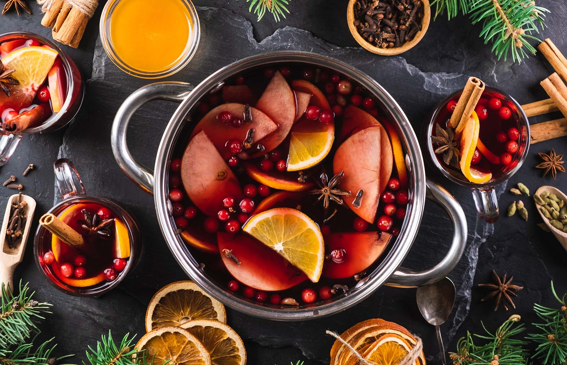  மல்லெட் ஒயின் (Mulled Wine) : கோவா மற்றும் கேரளாவில் மிகவும் பொதுவாக உட்கொள்ளப்படும் பிரபலமான கிறிஸ்துமஸ் பானம் தான் - மல்லெட் ஒயின். இது ஜாதிக்காய், இலவங்கப்பட்டை, ஸ்டார் அனிஸ், உலர்ந்த ஆரஞ்சு போன்ற மசாலாப் பொருட்களுடன் ஒயினை கலந்து தயாரிக்கப்படுகிறது. இது சூடாகவும், குளிராகவும் பரிமாறப்படுகிறது.