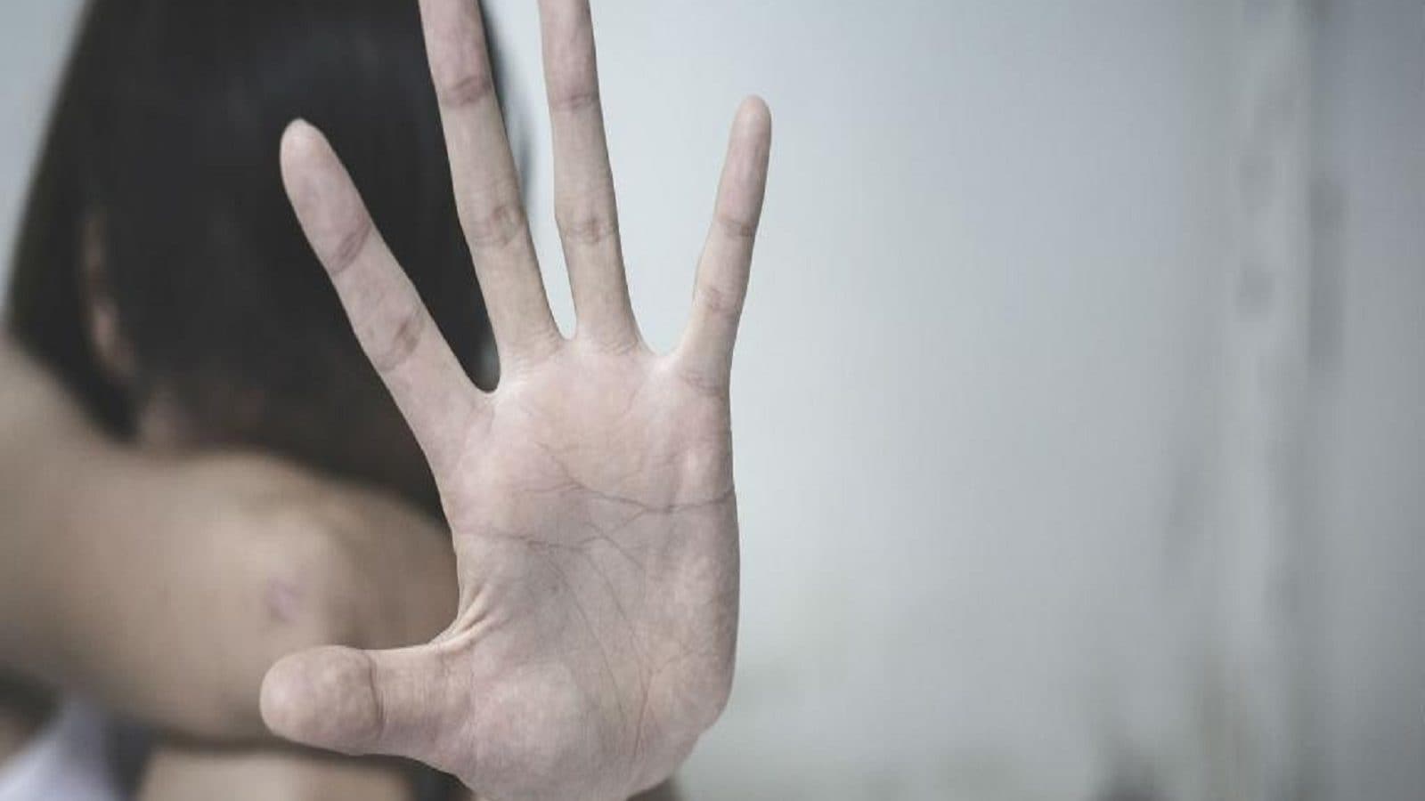 பொது கழிப்பறையில் 12 வயது சிறுமிக்கு நேர்ந்த கொடூரம்!!