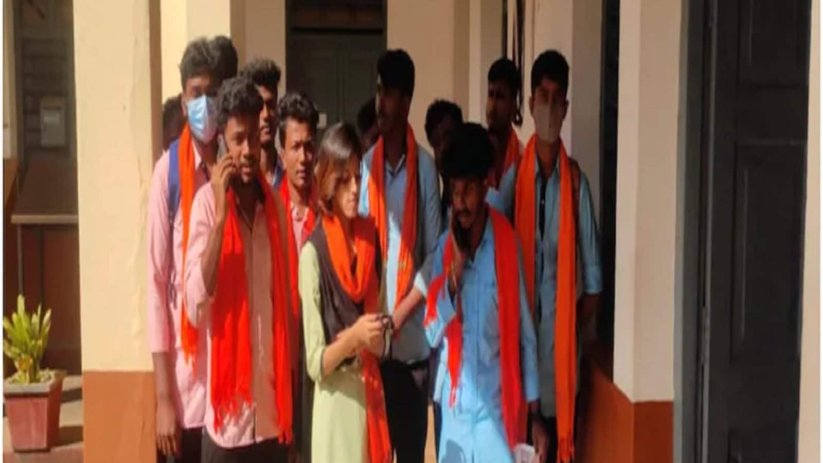 மாணவிகள் ஹிஜாப் அணிவதற்கு எதிர்ப்பு தெரிவித்து காவித்துண்டு அணிந்து வந்த மாணவர்கள்