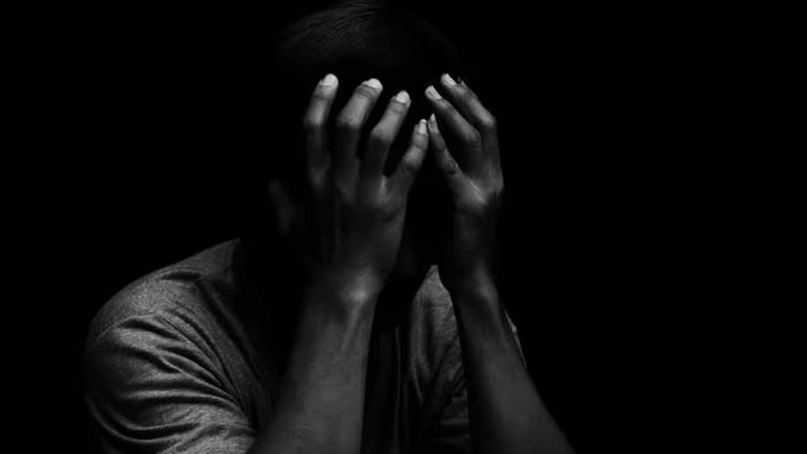 தோழியின் வீட்டில் ஏடிஎம் கார்டால் கழுத்தறுத்துக்கொண்ட வாலிபர்.. நடந்தது என்ன?