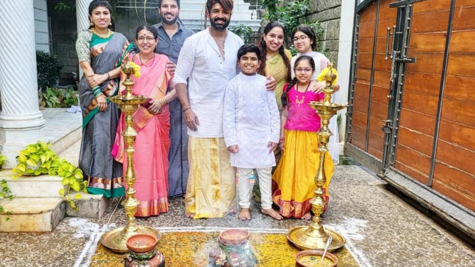 குடும்பத்தினருடன் பாரம்பரிய முறையில் பொங்கல் கொண்டாடிய அருண் விஜய்...