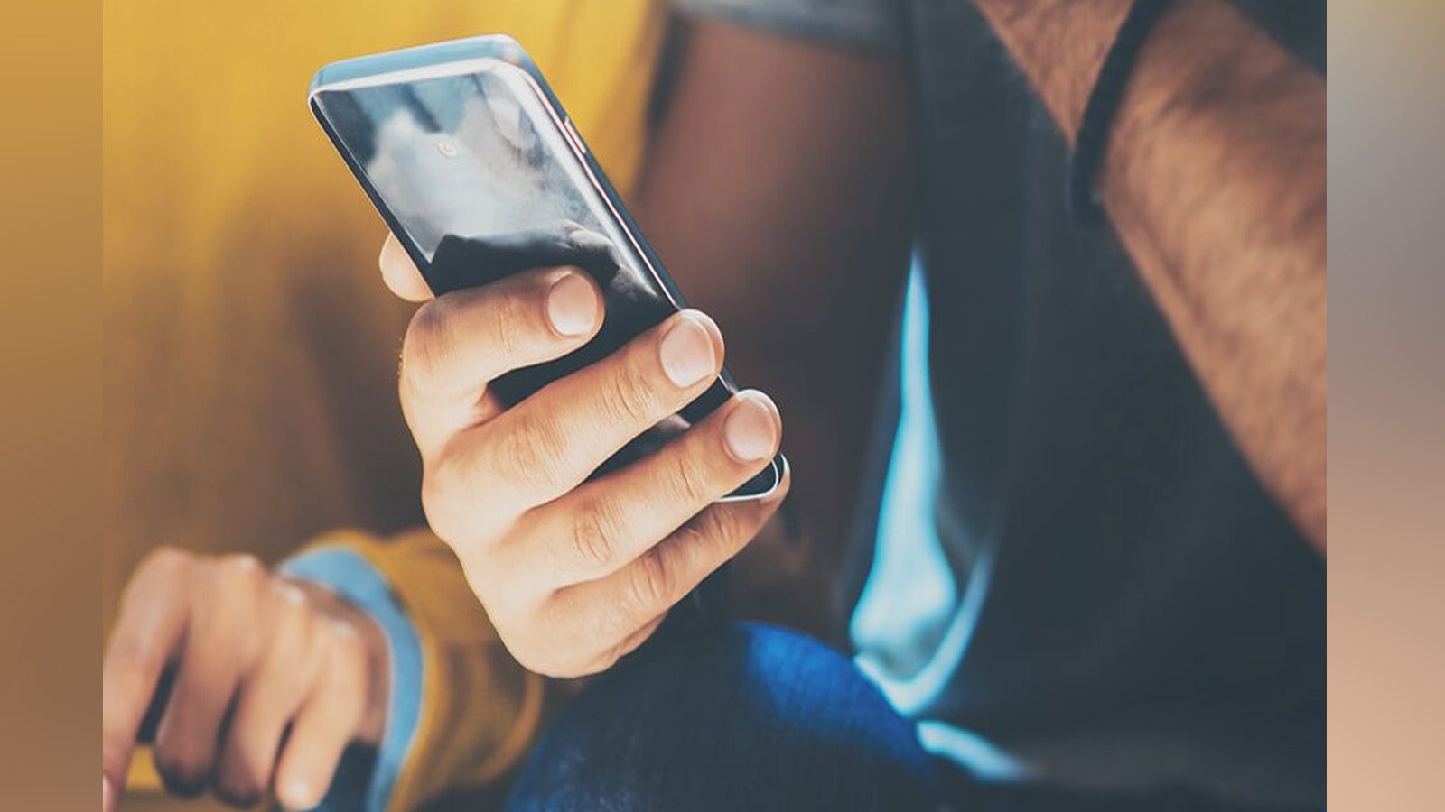 வாட்ஸ்அப் காலில் ஆபாசமாக தோன்றிய இளம்பெண் - அடுத்து வந்த போன்காலால் ஷாக்கான இளைஞர்